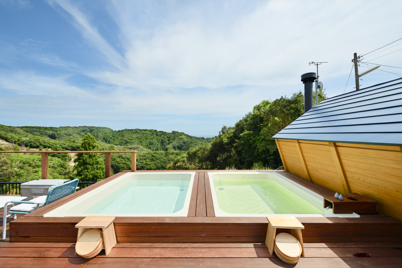 水風呂へのこだわり：知らなかったですが、水風呂といっても温度や水質など良し悪しがあるそうです。そこで地下100mから汲み上げた飲める地下天然水を使った、大型水風呂を設置しました。浴槽も2つ用意することで異なる温度の水風呂や風呂を楽しんで頂けます。最高のサウナのお供に最高の水風呂ですよね。この「穴掘り活動」に数百万円使っちゃいました、、。